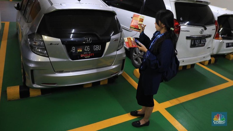 BPRD DKI Jakarta melakukan razia di basement parkiran mobil kawasan Pacific Place, Jakarta.