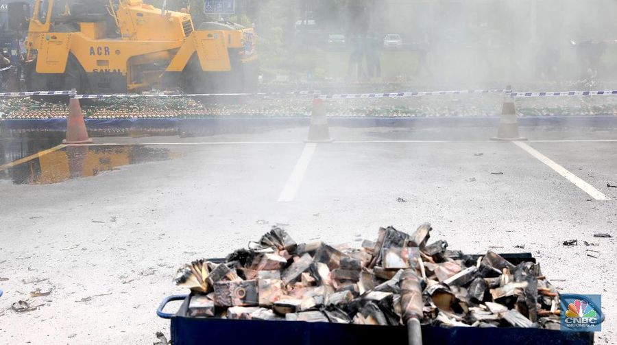 Pemusnahan barang bukti rokok dan minuman keras di Kantor Wilayah Bea Cukai Jakarta, Kamis (19/12/2019).