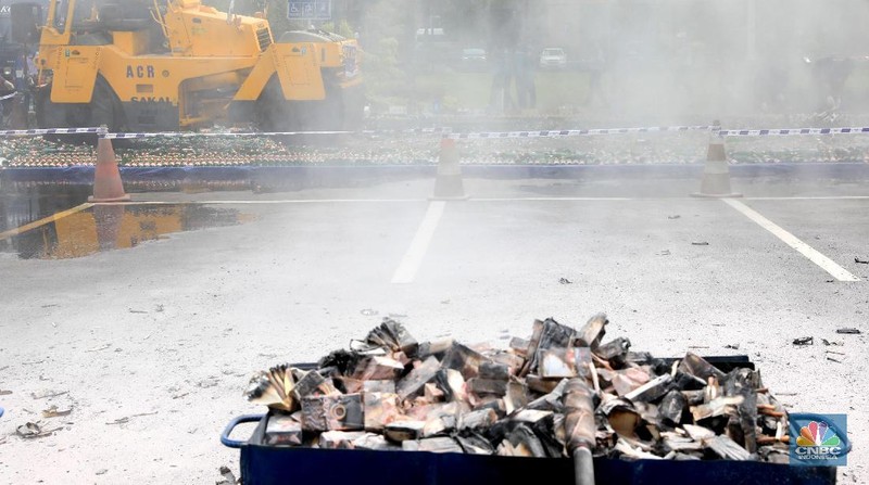 Pemusnahan barang bukti rokok dan minuman keras di Kantor Wilayah Bea Cukai Jakarta, Kamis (19/12/2019).