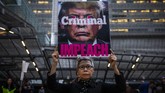 Trump diduga berupaya menjegal langkah bakal calon presiden dari Partai Demokrat, Joe Biden, dengan menahan bantuan militer dan meminta Presiden Ukraina, Volodymyr Zelenskiy, menyelidiki dugaan korupsi anak Joe, Hunter Biden, yang diduga dibuat-buat. (Photo by Philip Pacheco / AFP)