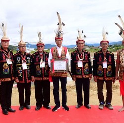 Raih Gelar Adat Dayak, Jokowi Kian Semangat Bangun Perbatasan