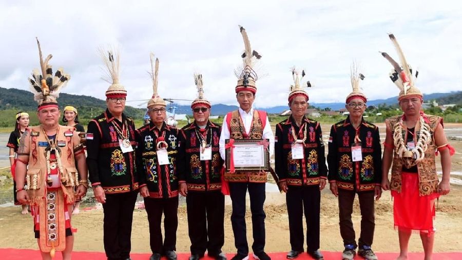 Prosesi penganugerahan gelar adat dilakukan oleh lima orang Kepala Adat Dayak Lundayeh.