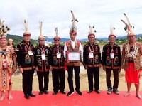 Raih Gelar Adat Dayak, Jokowi Kian Semangat Bangun Perbatasan