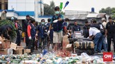 Miras dan batang rokok ilegal itu didapatkan dari sejumlah operasi yang dilakukan Direktorat Bea dan Cukai Kementerian Keuangan. (CNN Indonesia/Bisma Septalisma)