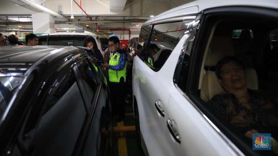 BPRD DKI Jakarta melakukan razia di basement parkiran mobil kawasan Pacific Place, Jakarta.