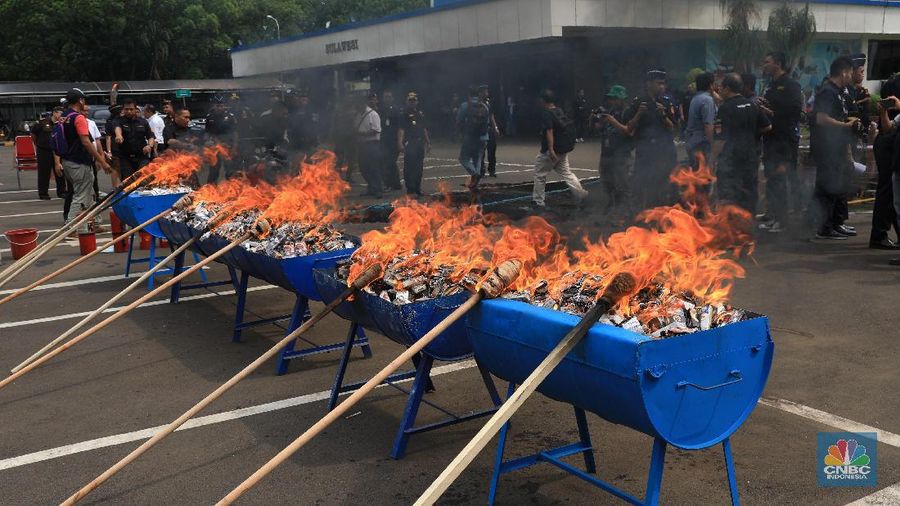 Pemusnahan barang bukti rokok dan minuman keras di Kantor Wilayah Bea Cukai Jakarta, Kamis (19/12/2019).