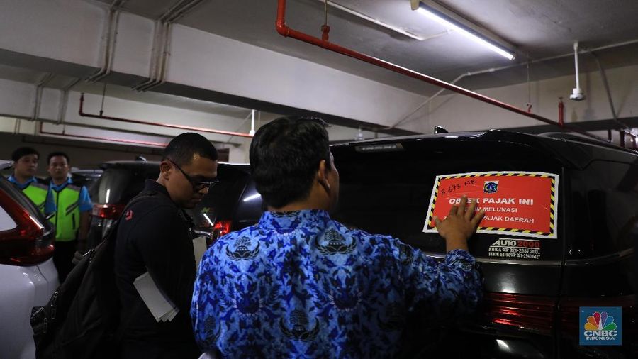 BPRD DKI Jakarta melakukan razia di basement parkiran mobil kawasan Pacific Place, Jakarta.