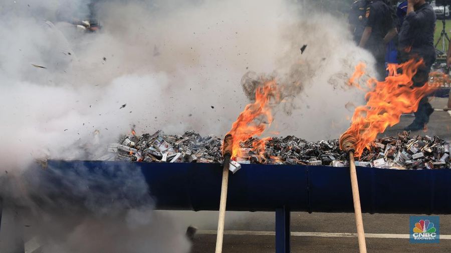 Pemusnahan barang bukti rokok dan minuman keras di Kantor Wilayah Bea Cukai Jakarta, Kamis (19/12/2019).