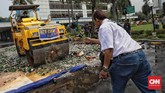 Dirjen Bea dan Cukai Heru Pambudi menyatakan pada pemusnahan terdapat barang bukti yang telah memperoleh putusan pengadilan berkekuatan hukum tetap yakni sebanyak 6.144 botol minuman keras. (CNN Indonesia/Bisma Septalisma)