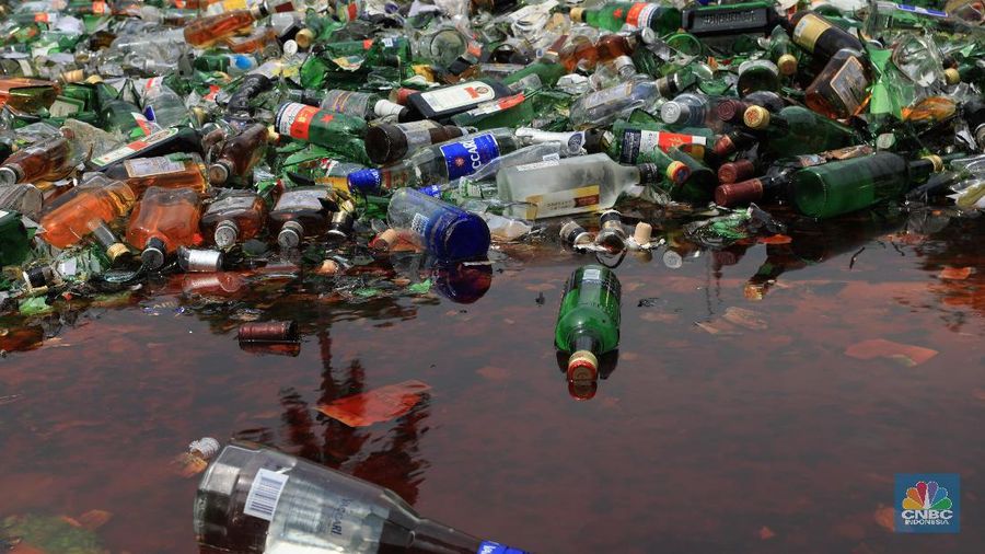 Pemusnahan barang bukti rokok dan minuman keras di Kantor Wilayah Bea Cukai Jakarta, Kamis (19/12/2019).