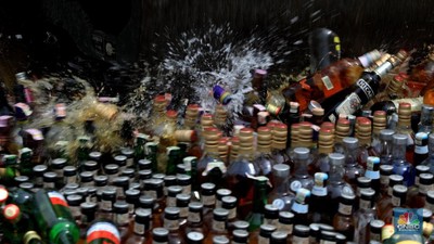 Pemusnahan Jutaaan Batang Rokok dan 14 Ribu Botol Miras.(CNBC Indonesia/Muhammad Sabki) Pemusnahan Jutaaan Batang Rokok dan 14 Ribu Botol Miras.(CNBC Indonesia/Muhammad Sabki)