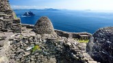 Pulau Skellig Michael di Irlandia menjadi rumah Luke Skywalker yang bernama Planet Ahch-To. Di puncak pulau adalah biara abad ke-enam dengan 618 anak tangga dari batu. (Istockphoto/MNStudio)
