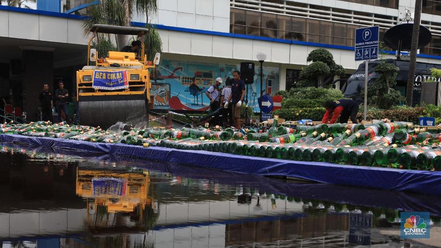 Pemusnahan barang bukti rokok dan minuman keras di Kantor Wilayah Bea Cukai Jakarta, Kamis (19/12/2019).