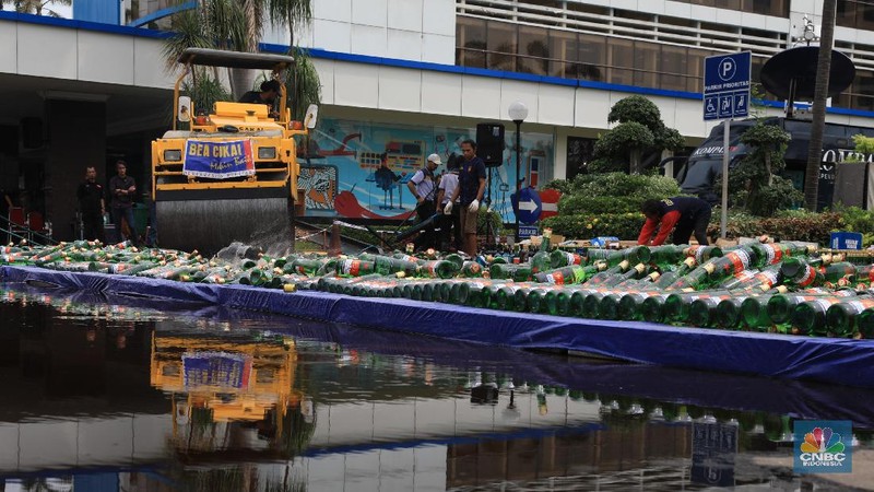 Pemusnahan barang bukti rokok dan minuman keras di Kantor Wilayah Bea Cukai Jakarta, Kamis (19/12/2019).