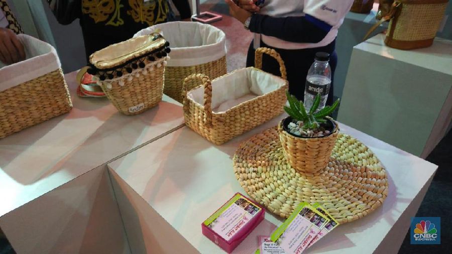 Kerajinan tangan dari enceng gondok 