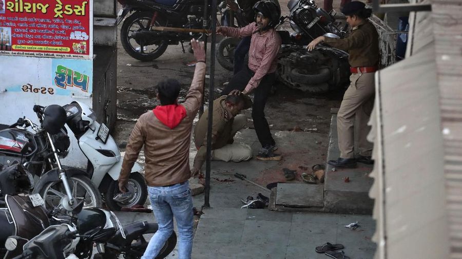 India sampai saat ini belum kondusif. Demonstrasi yang berujung bentrok dengan polisi terjadi di beberapa kota besar di India.