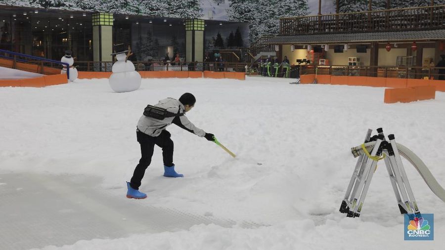 Ingin liburan akhir tahun di arena bersalju? Tak perlu pergi keluar negeri karena Trans Snow Bintaro meiliki arena permainan yang diselimuti salju.