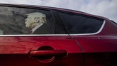 Stiker Presiden AS Donald Trump di kaca jendela mobil seorang pendukungnya, saat pemakzulannya sedang diproses. (Jake May/The Flint Journal via AP)