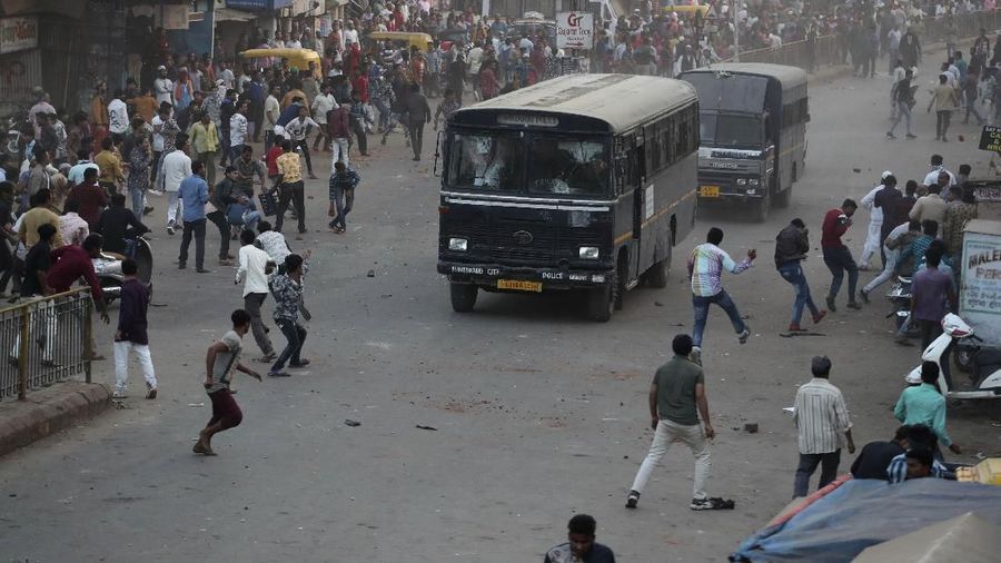 India sampai saat ini belum kondusif. Demonstrasi yang berujung bentrok dengan polisi terjadi di beberapa kota besar di India.