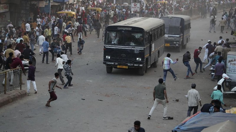 India sampai saat ini belum kondusif. Demonstrasi yang berujung bentrok dengan polisi terjadi di beberapa kota besar di India.