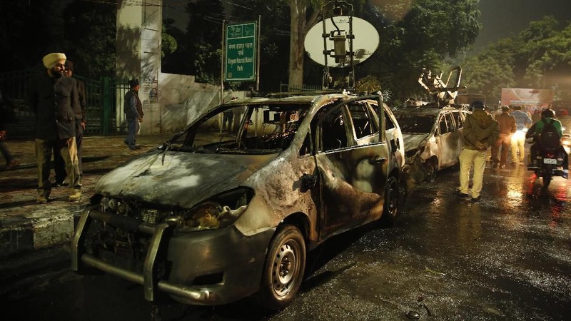 India sampai saat ini belum kondusif. Demonstrasi yang berujung bentrok dengan polisi terjadi di beberapa kota besar di India.
