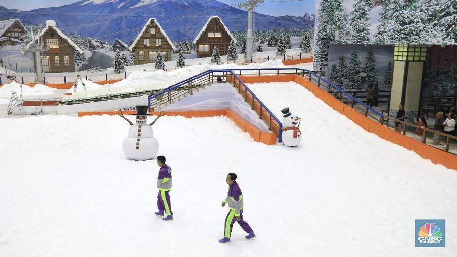 Ingin liburan akhir tahun di arena bersalju? Tak perlu pergi keluar negeri karena Trans Snow Bintaro meiliki arena permainan yang diselimuti salju.