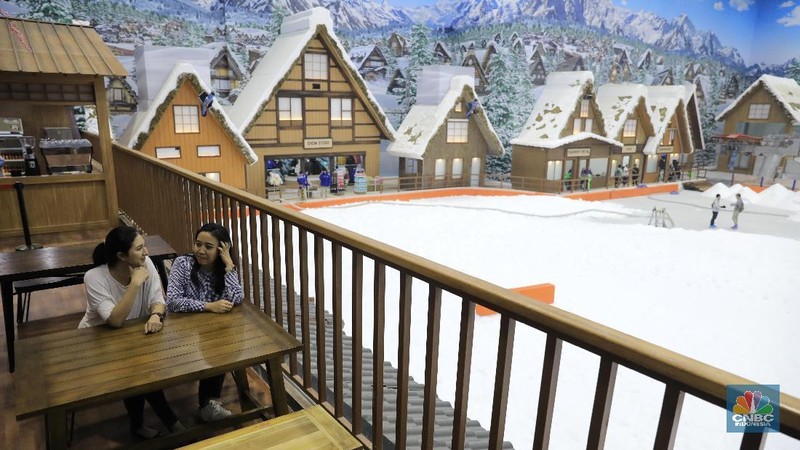 Taman rekreasi salju indoor yang luasnya mencapai 6.000 meter persegi ini merupakan yang terbesar di Indonesia.