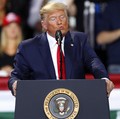 Trump 'Ngamuk' ke Apple iPhone, Ada Apa Lagi Sih?