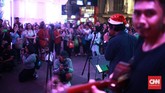 Pohon Natal setinggi kurang lebih 10 meter ini dibuat dari bahan daur ulang di antaranya botol dan kain perca. (CNN Indonesia/Andry Novelino)