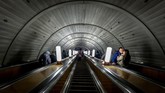 Sepasang kekasih berdiri di eskalator stasiun Sukharevskaya, Moskow. (AFP/Yuri Kadobnov)