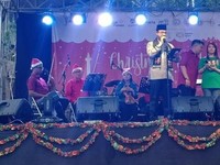 Berbaju Koko & Peci, Gubernur Anies Tutup Christmas Carol