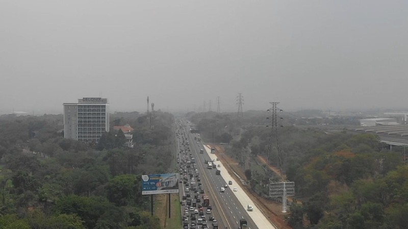 Jalan Tol layang Jakarta-Cikampek II (Japek II elevated) ditutup sementara. Kendaraan dialihkan ke jalur bawah.