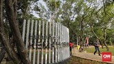 Warga mengunjungi area Ruang Terbuka Hijau (RTH) Utan Kemayoran di kawasan Kemayoran, Jakarta, Sabtu (21/12). RTH Utan Kemayoran seluas 22,3 hektare tersebut sebagai sarana rekreasi, edukasi, dan konservasi dengan mengusung konsep