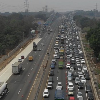 H-4 Natal, Ini Penampakan Kemacetan Tol Japek