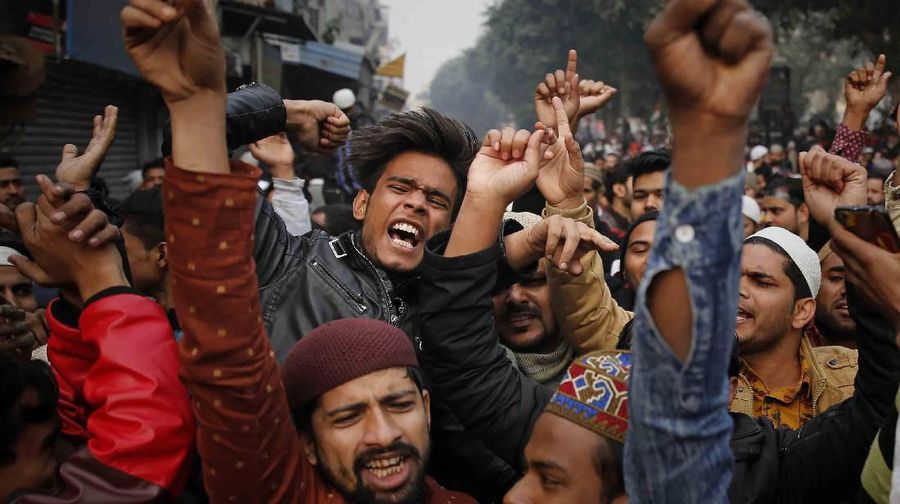 Sekitar 10.000 demonstran mengumpulkan tanda tangan untuk sebuah petisi yang menuntut agar undang-undang baru dihapuskan.