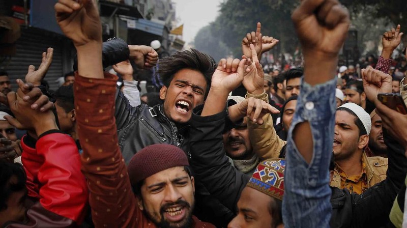 Sekitar 10.000 demonstran mengumpulkan tanda tangan untuk sebuah petisi yang menuntut agar undang-undang baru dihapuskan.