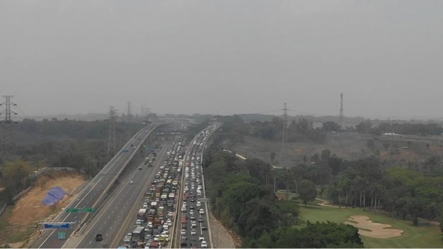 Jalan Tol layang Jakarta-Cikampek II (Japek II elevated) ditutup sementara. Kendaraan dialihkan ke jalur bawah.