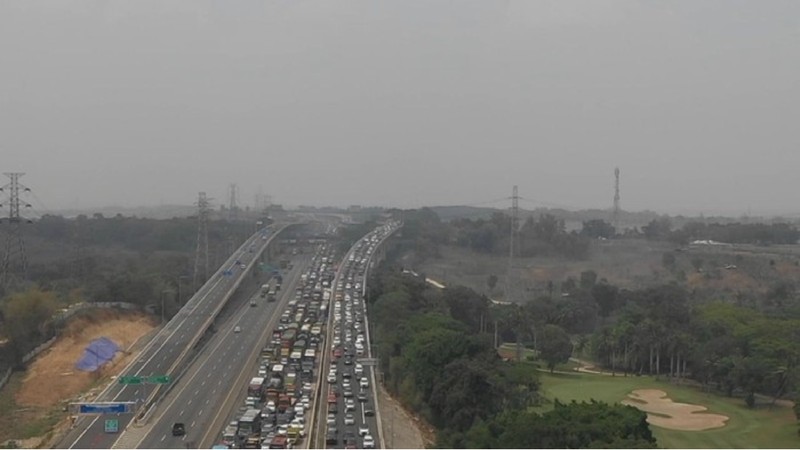 Jalan Tol layang Jakarta-Cikampek II (Japek II elevated) ditutup sementara. Kendaraan dialihkan ke jalur bawah.