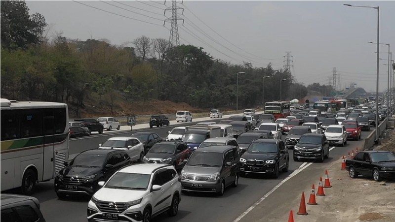Jalan Tol layang Jakarta-Cikampek II (Japek II elevated) ditutup sementara. Kendaraan dialihkan ke jalur bawah.