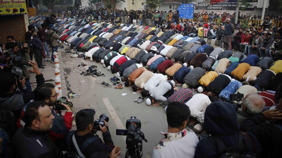 Sekitar 10.000 demonstran mengumpulkan tanda tangan untuk sebuah petisi yang menuntut agar undang-undang baru dihapuskan.