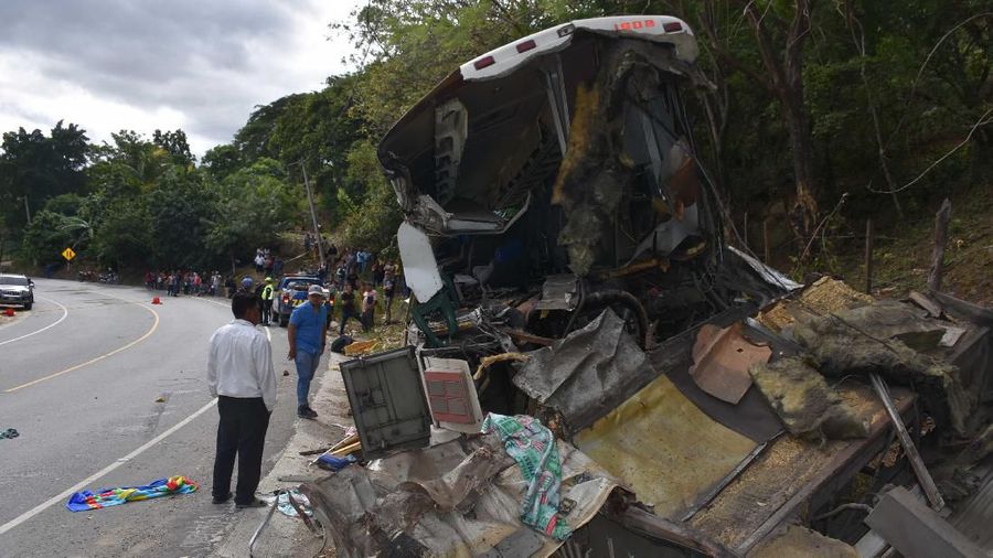 Kecelakaan tersebut terjadi saat bus penumpang bertabrakan dengan sebuah truk trailer sehingga menewaskan sedikitnya 21 orang.