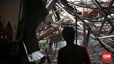 Belum diketahui pemilik tower yang roboh tersebut. (CNN Indonesia/Andry Novelino)