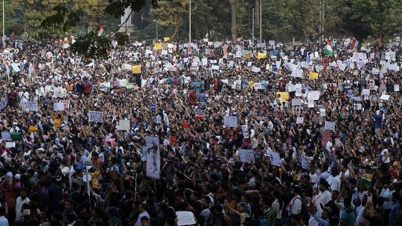 Sekitar 10.000 demonstran mengumpulkan tanda tangan untuk sebuah petisi yang menuntut agar undang-undang baru dihapuskan.