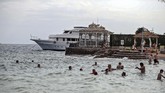 Di resor Hurghada, pengunjung bisa bermain voli di tepian pantai Laut Merah. (Mohamed el-Shahed / AFP)