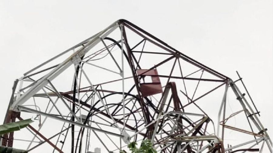 Menara tersebut menimpa sebuah rumah yang berada di sekitarnya.