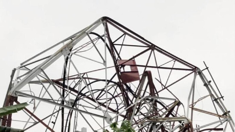 Menara tersebut menimpa sebuah rumah yang berada di sekitarnya.
