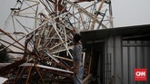 Sebuah tower pemancar di Jalan Antena 7 RT 2/8, Radio Dalam, Jakarta Selatan, Minggu (22/12) roboh. (CNN Indonesia/Andry Novelino)