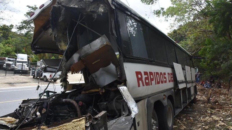 Kecelakaan tersebut terjadi saat bus penumpang bertabrakan dengan sebuah truk trailer sehingga menewaskan sedikitnya 21 orang.