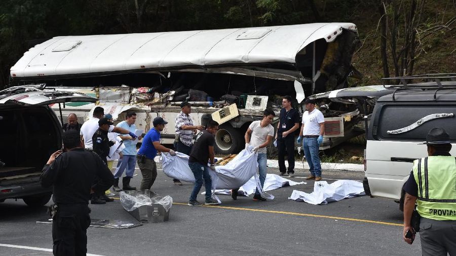 Kecelakaan tersebut terjadi saat bus penumpang bertabrakan dengan sebuah truk trailer sehingga menewaskan sedikitnya 21 orang.