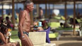 Mohamed Musa, direktur departemen makanan dan minuman resor Hurghada mengatakan sampah plastik sekali pakai telah berkurang dari dua ton hingga tinggal 750 kilogram sejak program penggantian plastik diterapkan. (Mohamed el-Shahed / AFP)